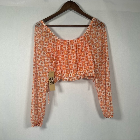 2 for$15 Madden NYC Juniors Cropped Keyhole Top - Picture 14 of 15